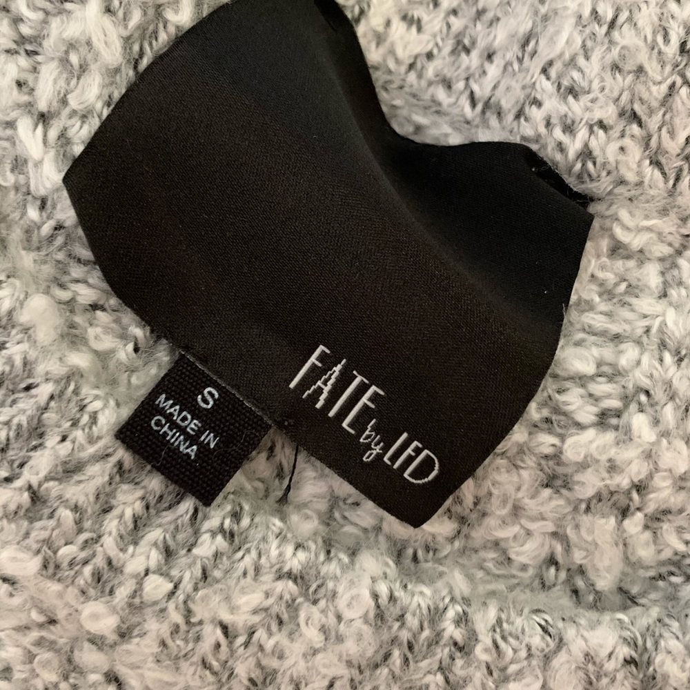 Cute bell sleeve sweater - Picture 3 of 3